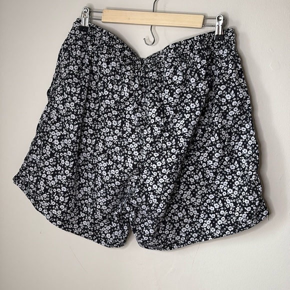 Urban Outfitters Black and White Floral Mens Swimming Trucks - Picture 2 of 3